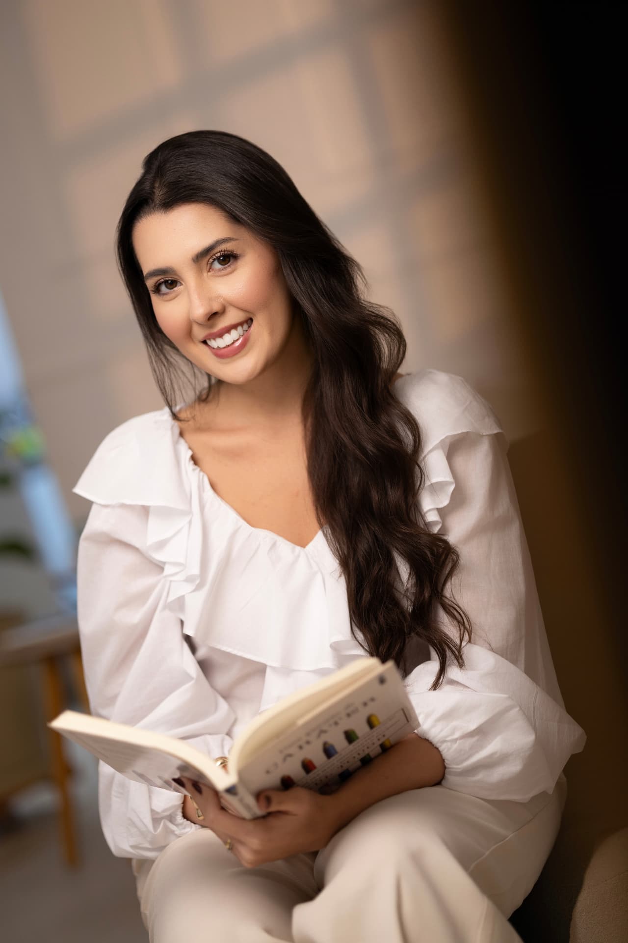 Giovanna Akaki com um livro