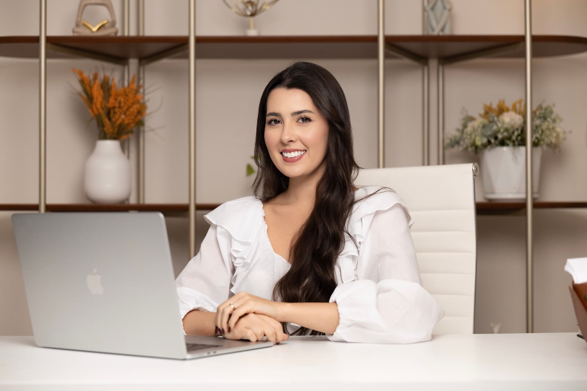 Giovanna Akaki em seu espaço de trabalho